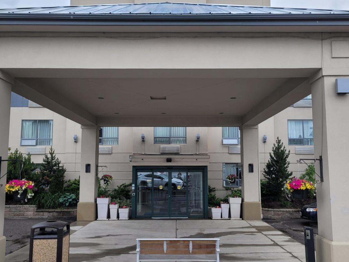 Holiday Inn Express Kamloops By Ihg Экстерьер фото
