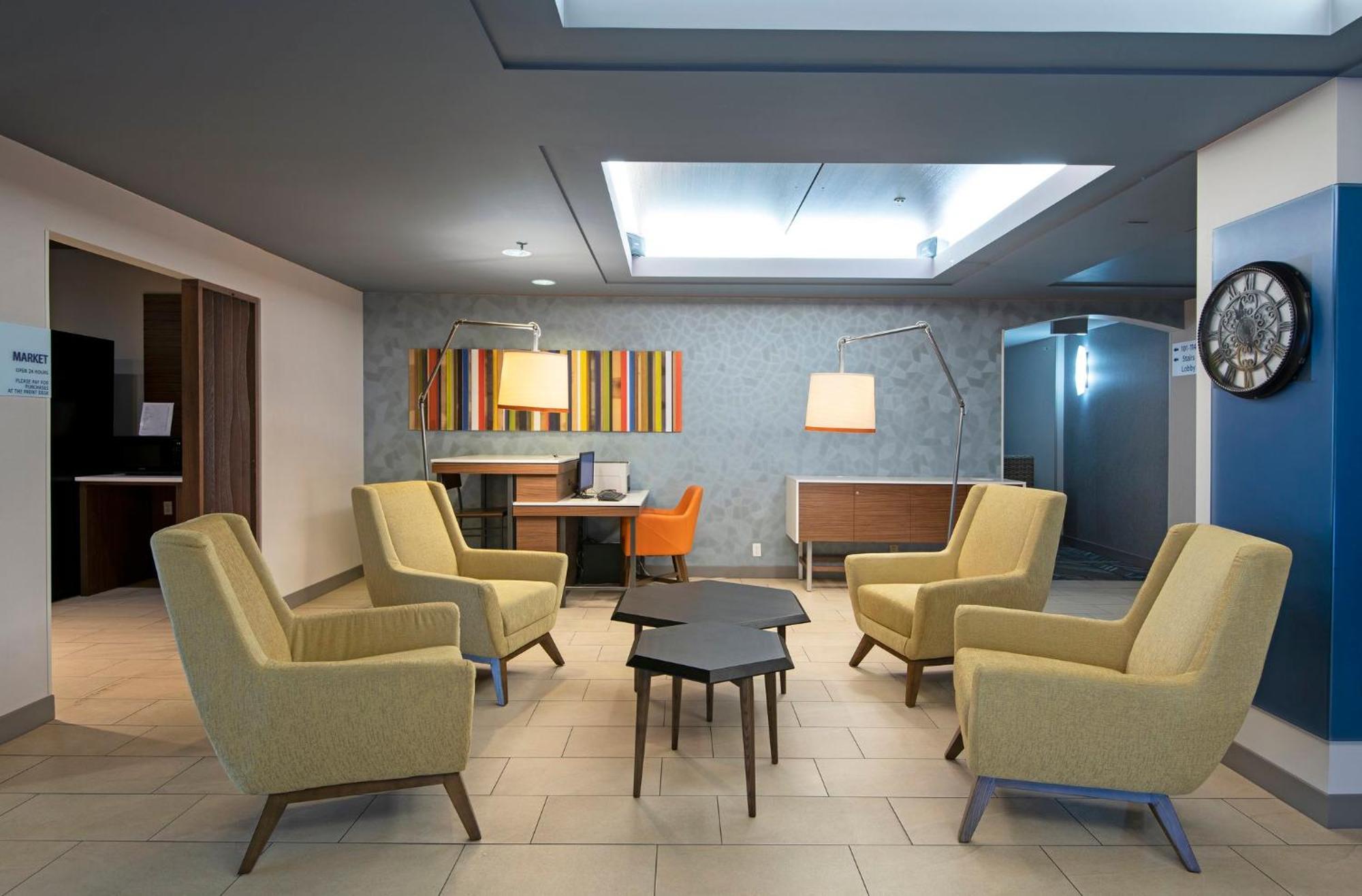 Holiday Inn Express Kamloops By Ihg Экстерьер фото