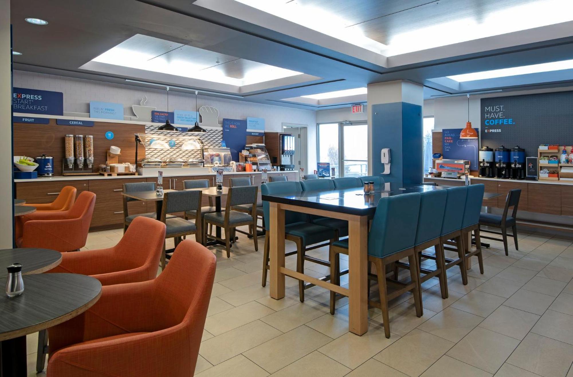 Holiday Inn Express Kamloops By Ihg Экстерьер фото