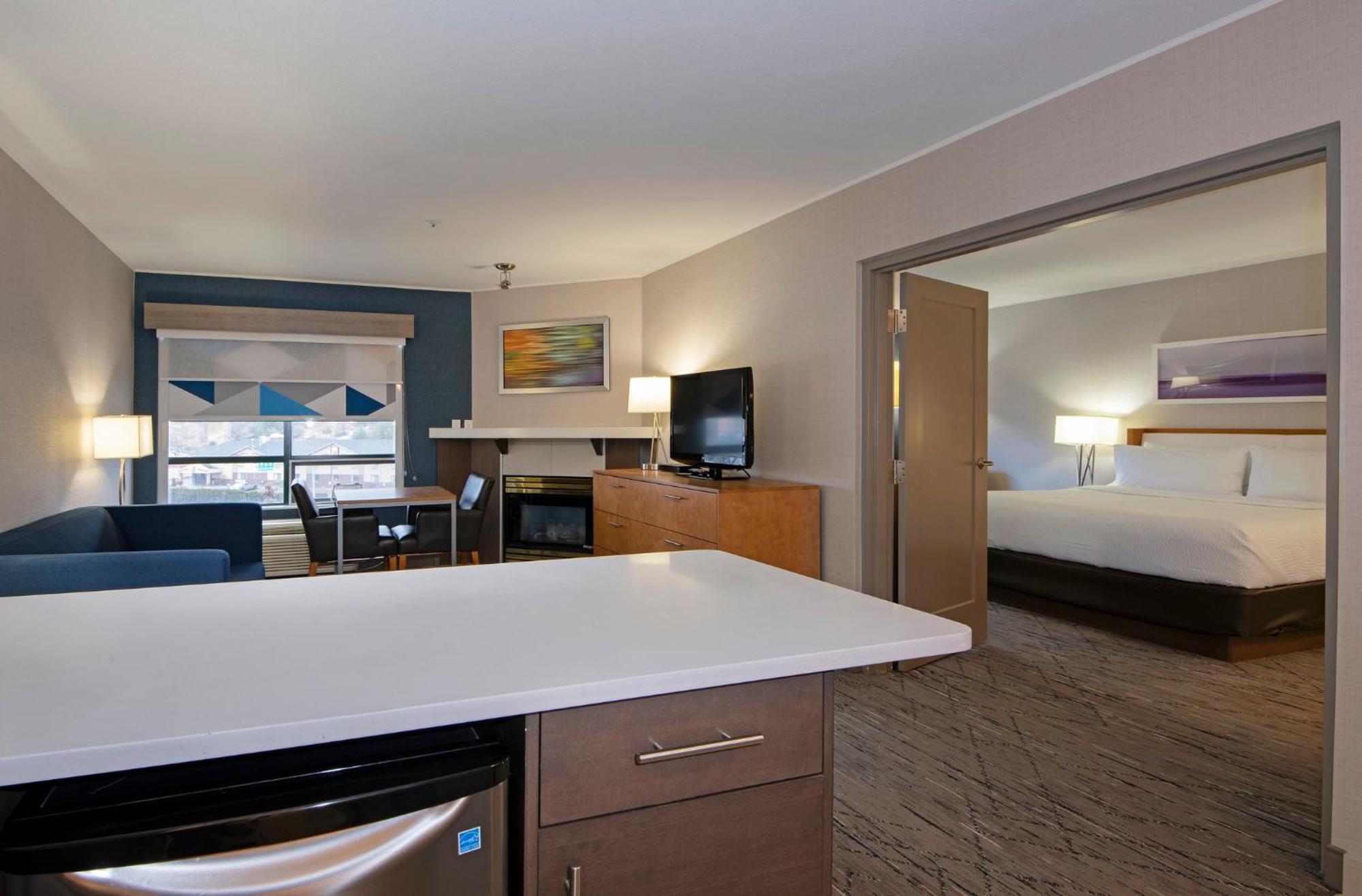 Holiday Inn Express Kamloops By Ihg Экстерьер фото