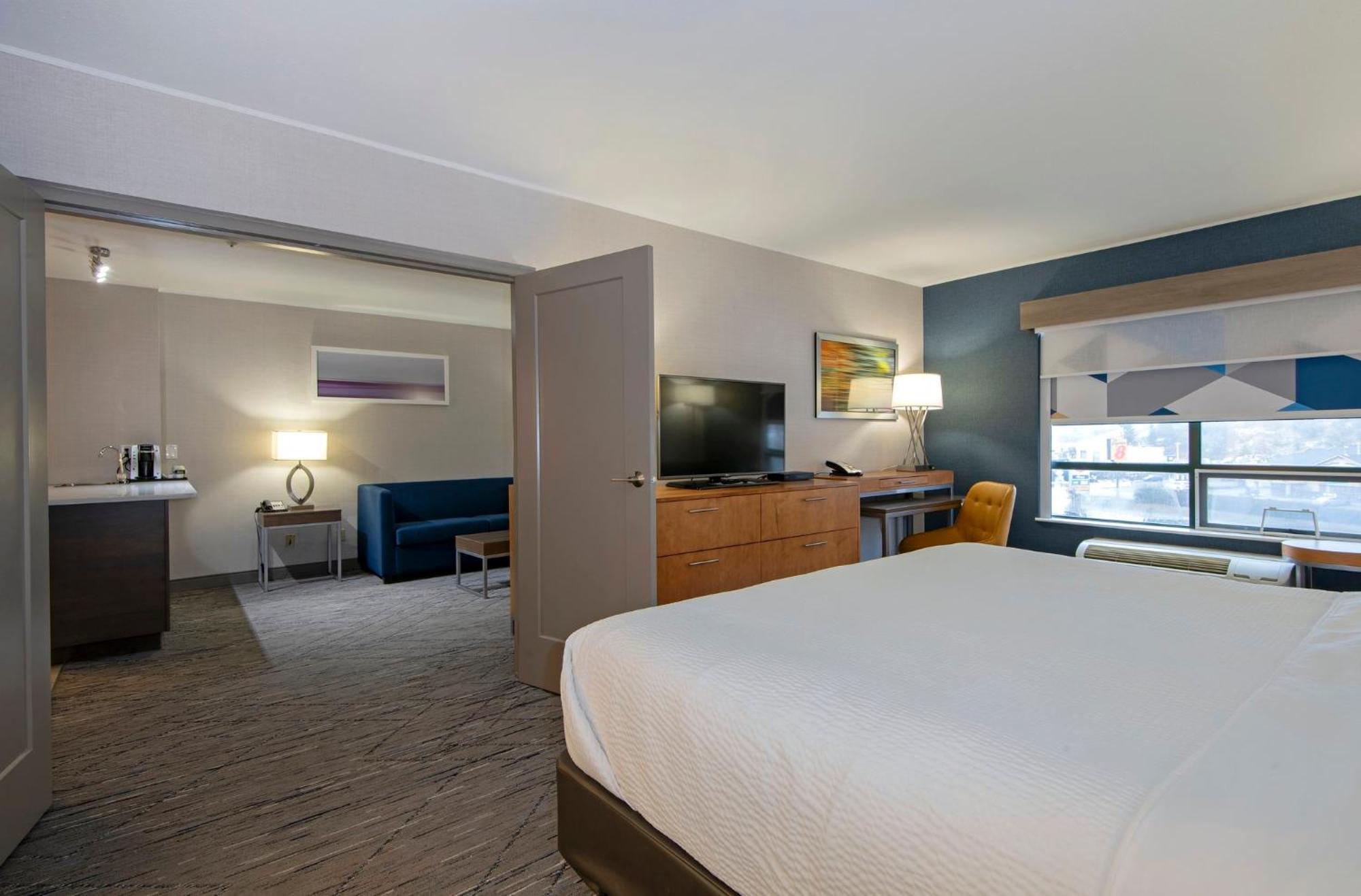 Holiday Inn Express Kamloops By Ihg Экстерьер фото