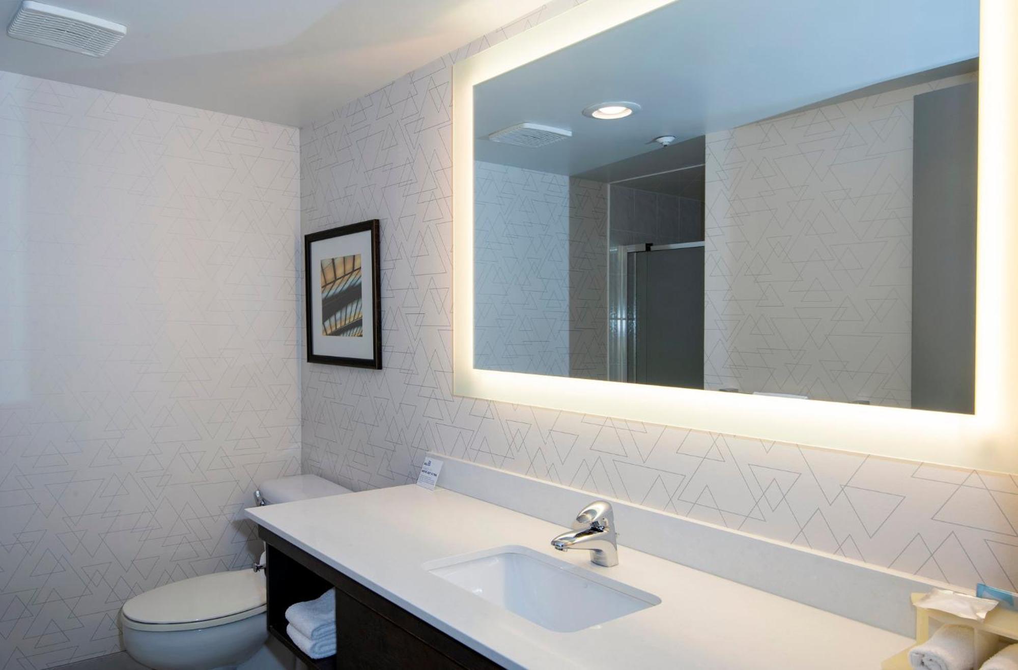 Holiday Inn Express Kamloops By Ihg Экстерьер фото