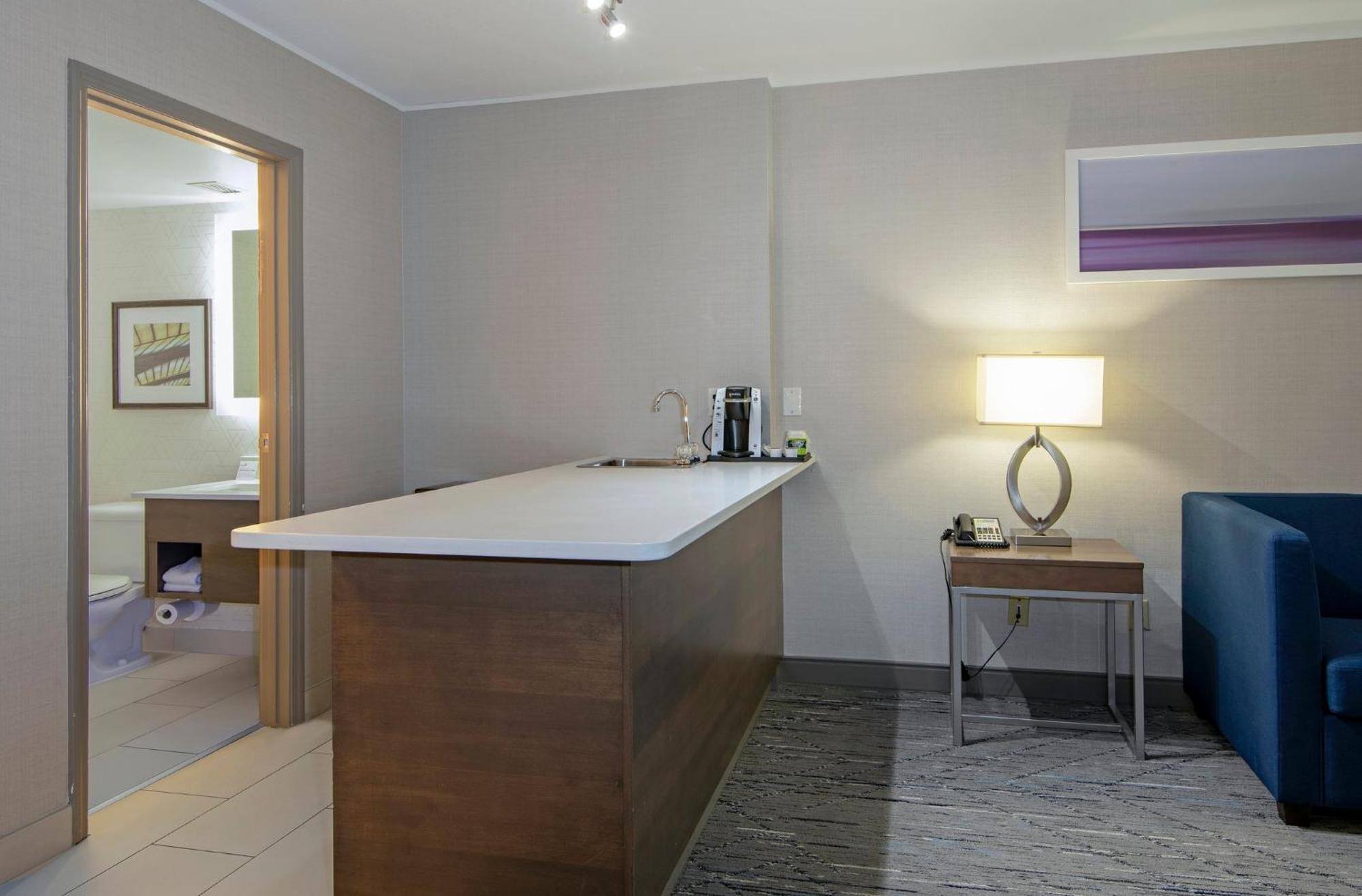 Holiday Inn Express Kamloops By Ihg Экстерьер фото