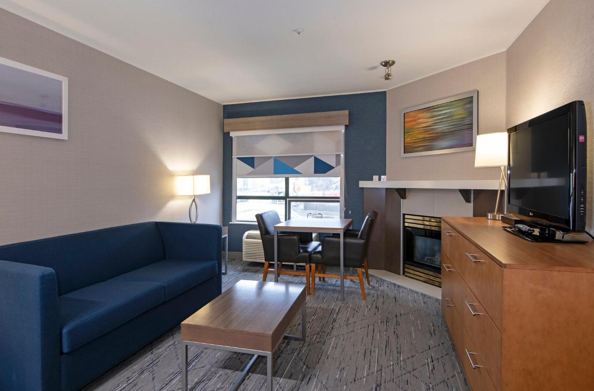 Holiday Inn Express Kamloops By Ihg Экстерьер фото