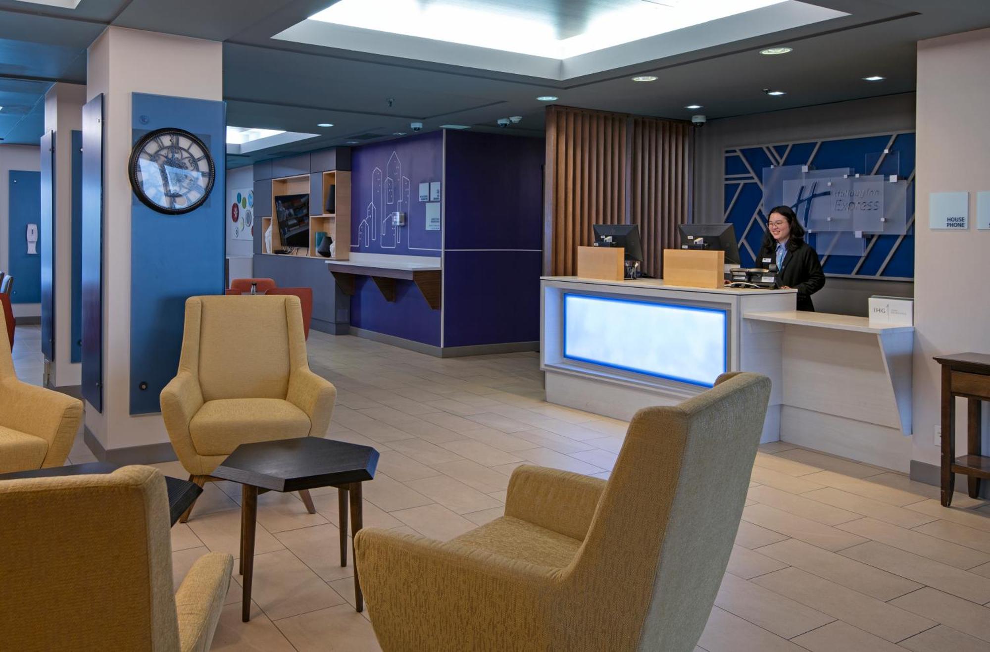 Holiday Inn Express Kamloops By Ihg Экстерьер фото
