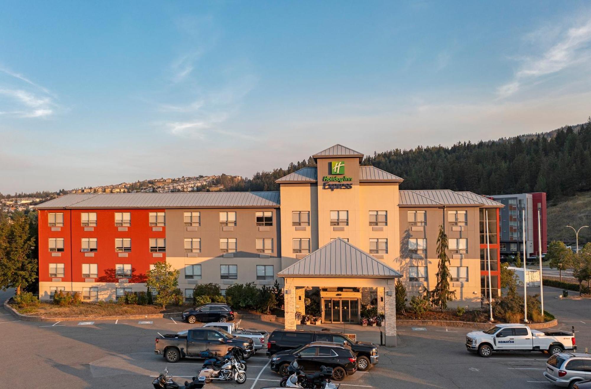Holiday Inn Express Kamloops By Ihg Экстерьер фото