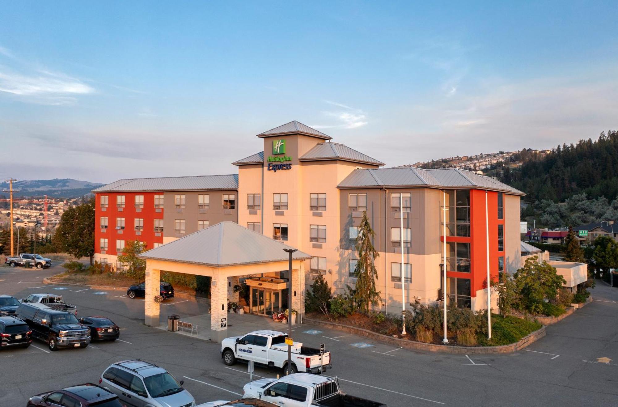 Holiday Inn Express Kamloops By Ihg Экстерьер фото