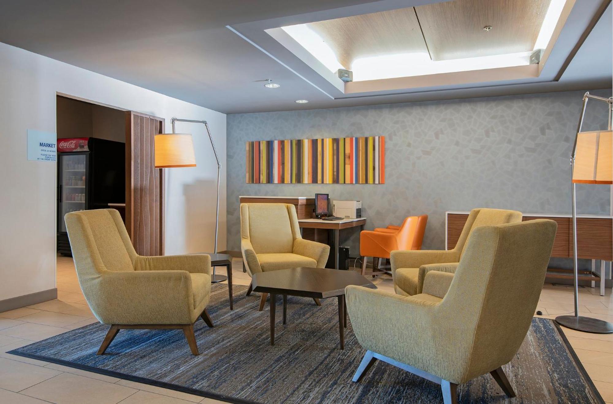 Holiday Inn Express Kamloops By Ihg Экстерьер фото