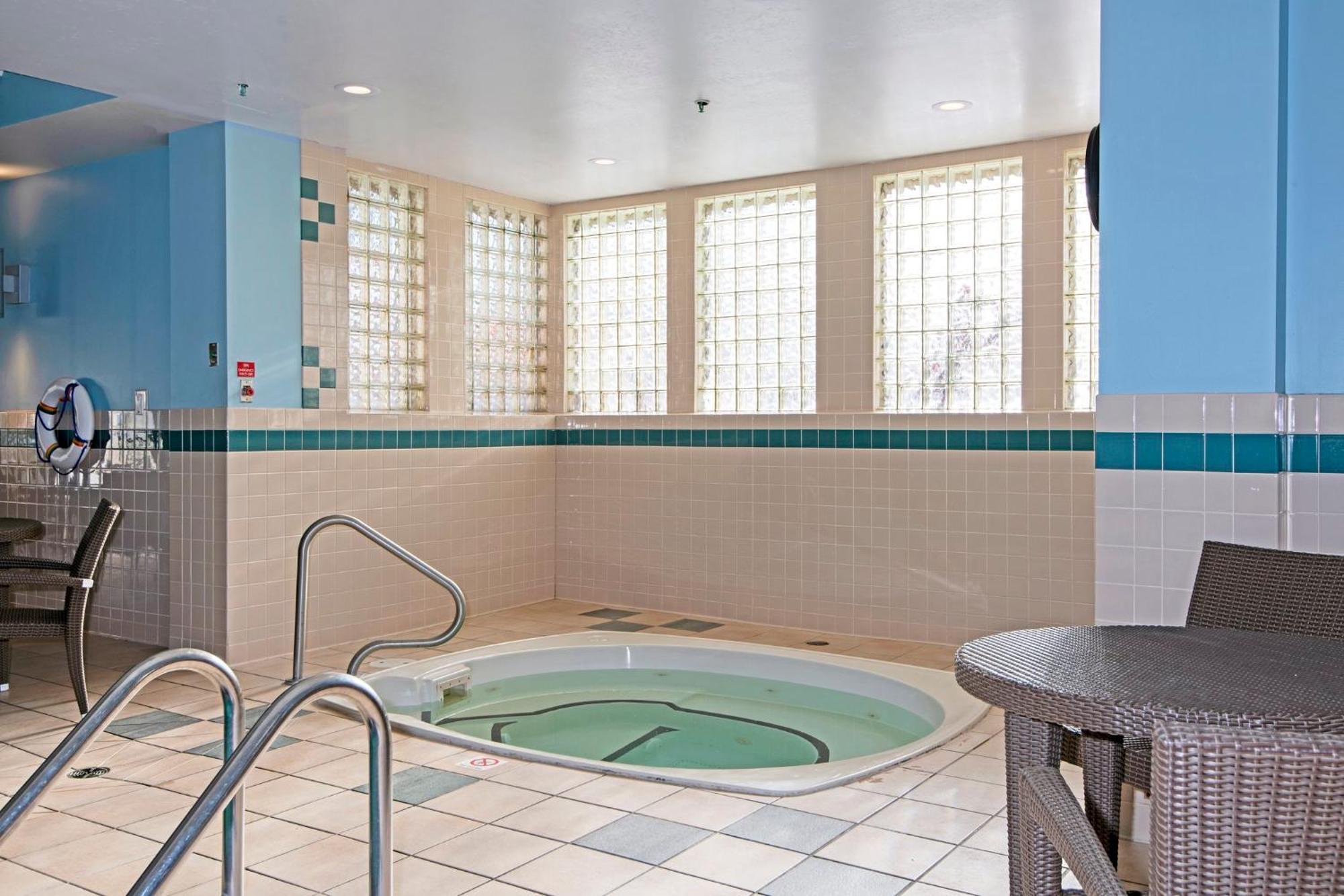 Holiday Inn Express Kamloops By Ihg Экстерьер фото