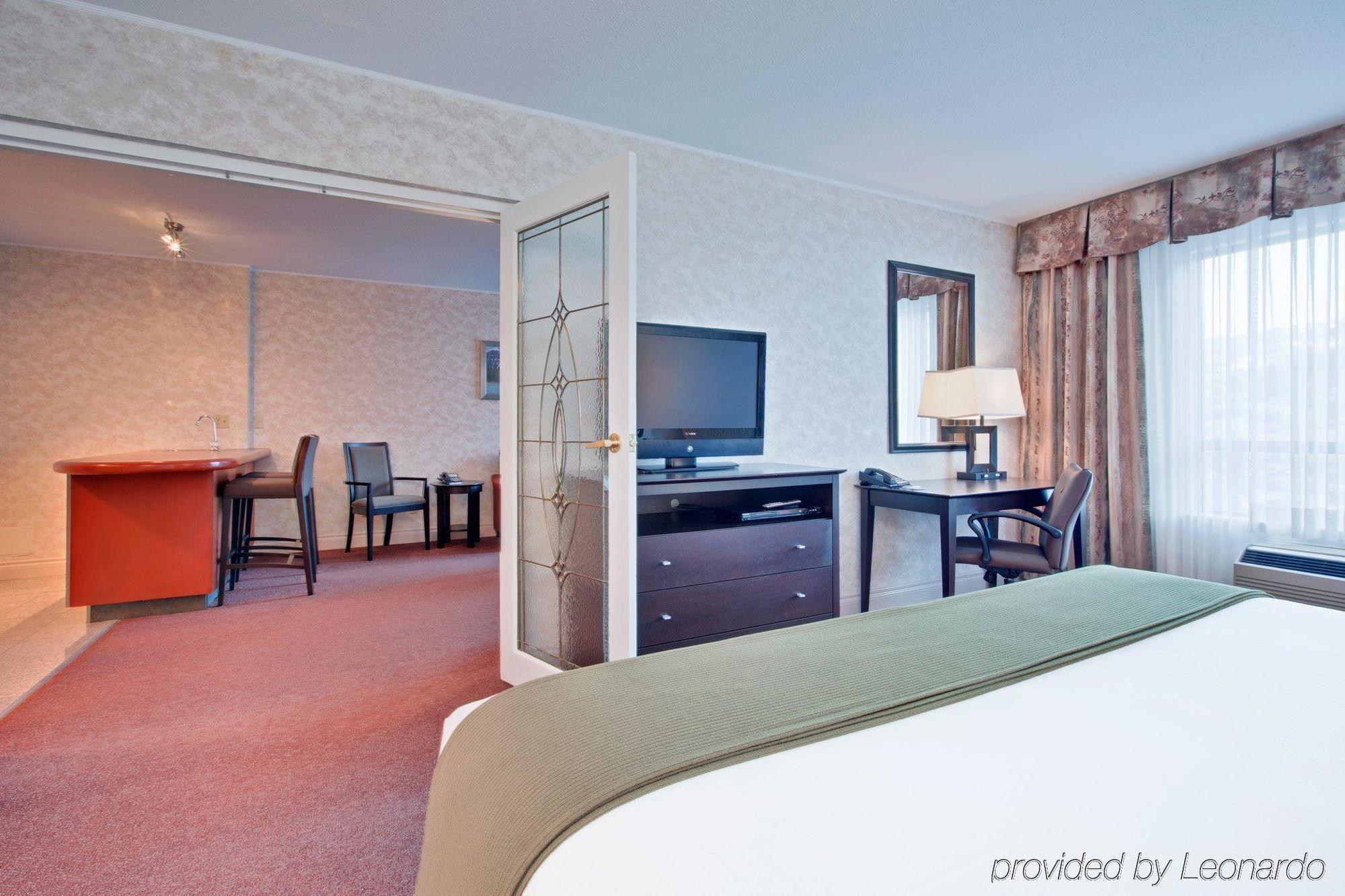 Holiday Inn Express Kamloops By Ihg Номер фото