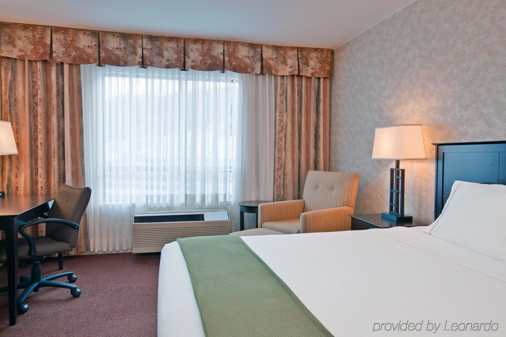 Holiday Inn Express Kamloops By Ihg Экстерьер фото
