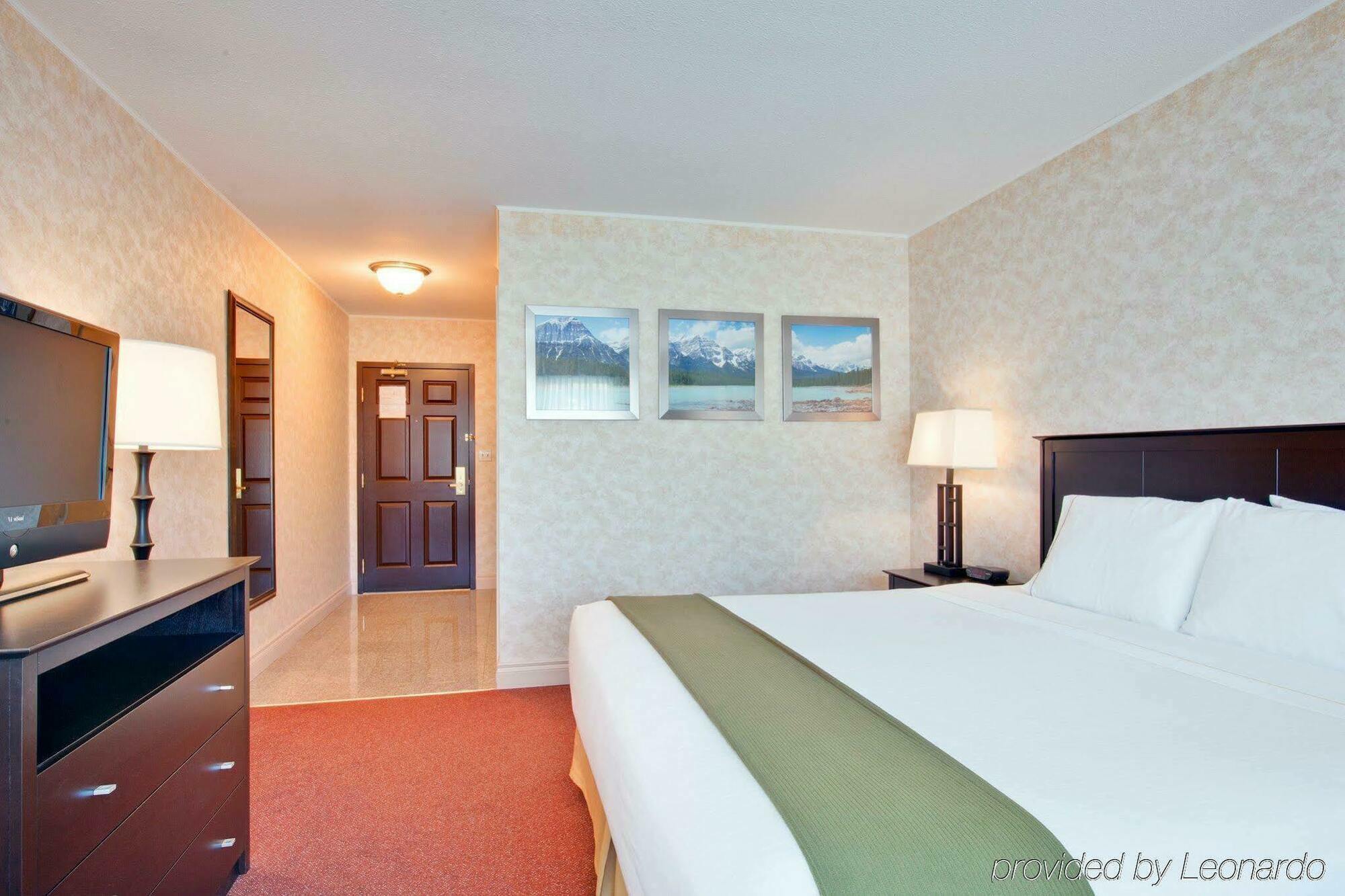 Holiday Inn Express Kamloops By Ihg Экстерьер фото